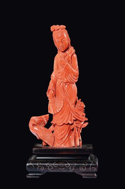 Figura di Guanyin in Corallo con Ventaglio ed Uccellino, Cina, Inizio XX Secolo