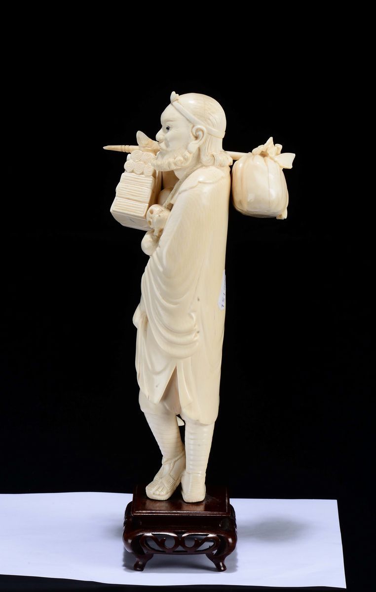 Figura di Viandante in Avorio con Bisaccia con Collana di Teschi, Cina, Inizio XX Secolo