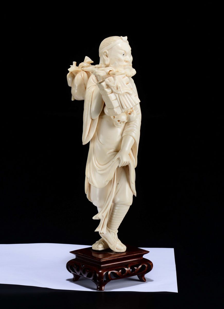 Figura di Viandante in Avorio con Bisaccia con Collana di Teschi, Cina, Inizio XX Secolo