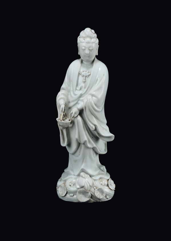 Figura di Guanyin con cestino in porcellana Blanc de Chine, Cina, Dinastia Qing, XIX secolo