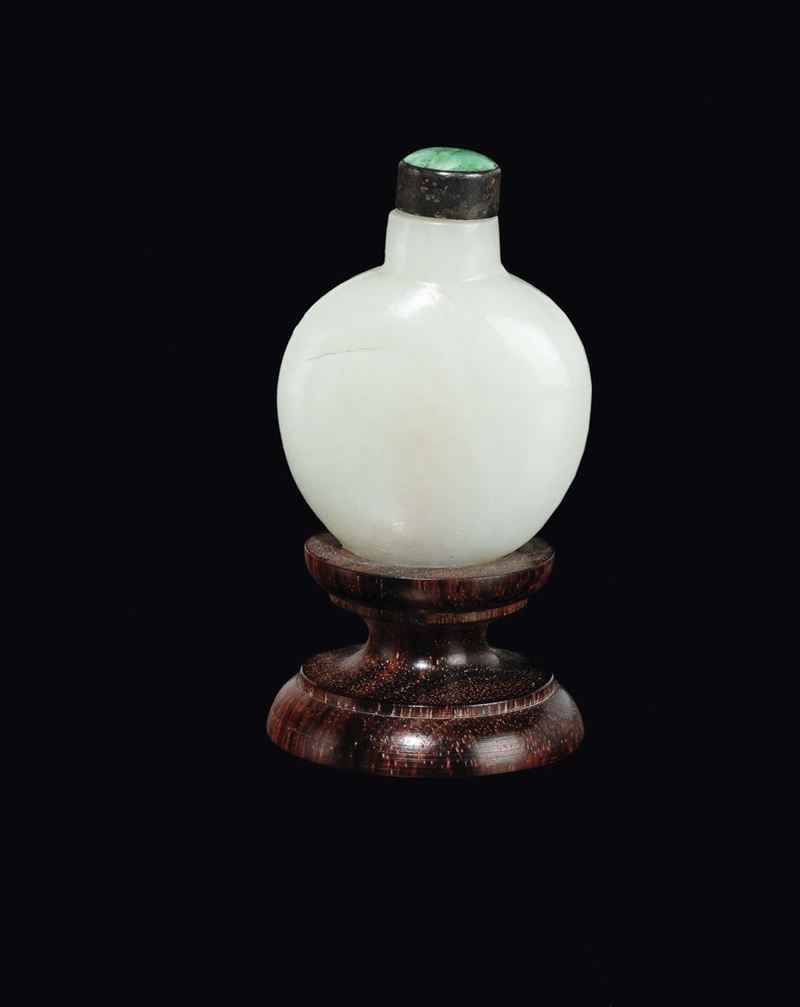 A white jade snuff bottle with jadeite stopper, China, Qing Dynasty, 19th century  - Auction Fine Chinese Works of Art - Cambi Casa d'Aste