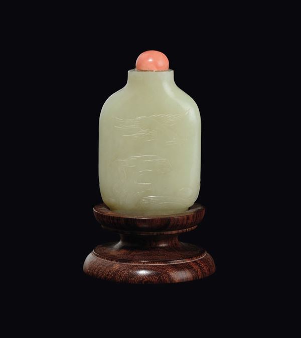 Snuff bottle in giada bianca incisa con decoro naturalistico e tappo in corallo, Cina, Dinastia Qing, XIX secolo