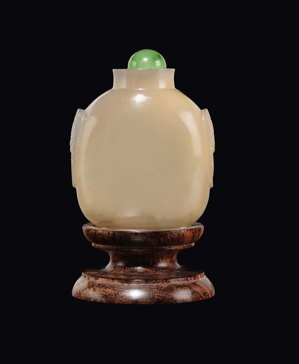 A yellow agate snuff bottle with handles in relief, China, Qing Dynasty, 19th century