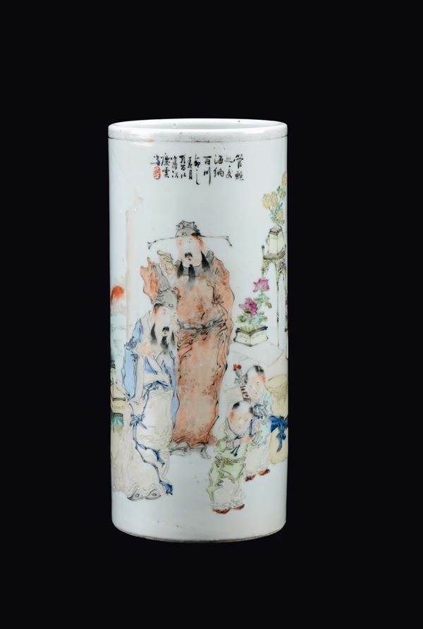 Vaso cilindrico in porcellana a smalti policromi con iscrizione e raffigurazione di fanciulli con attendenti, Cina, Dinastia Qing, XIX seoclo