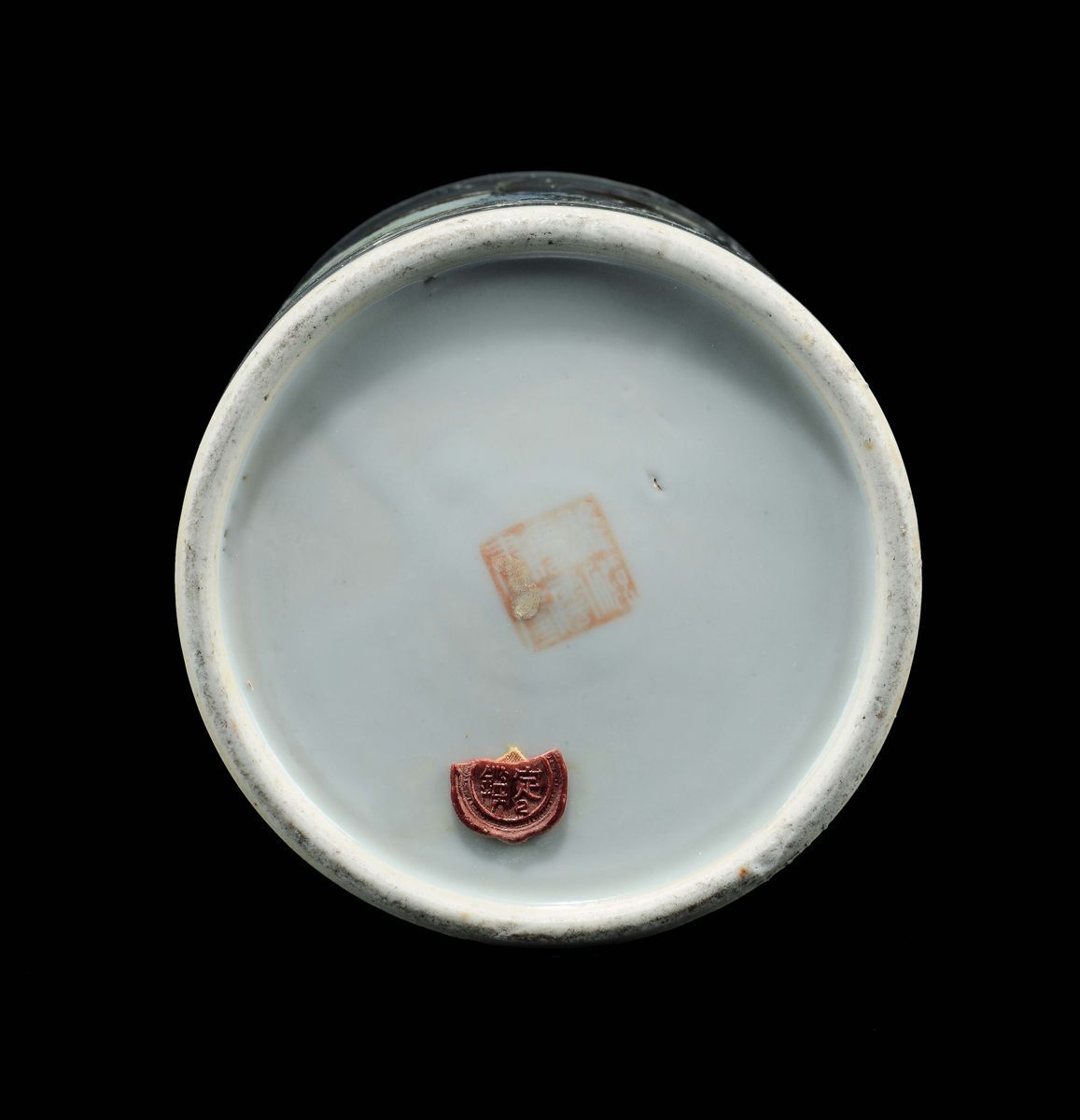 Vaso Cilindrico in Porcellana a Smalti Policromi con Iscrizione e Raffigurazione di Fanciulli con...