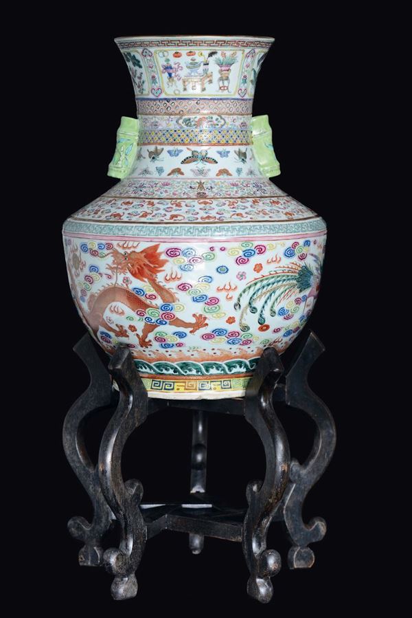 Grande vaso in porcellana a smalti policromi con decoro di fenici, farfalle e pipistrelli rossi, Cina, Dinastia Qing, XIX secolo