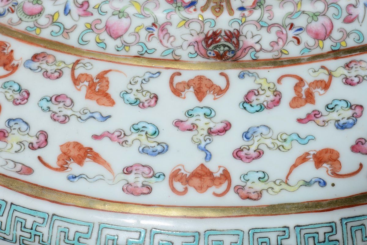 Grande Vaso in Porcellana a Smalti Policromi con Decoro di Fenici, Farfalle e Pipistrelli Rossi, ...
