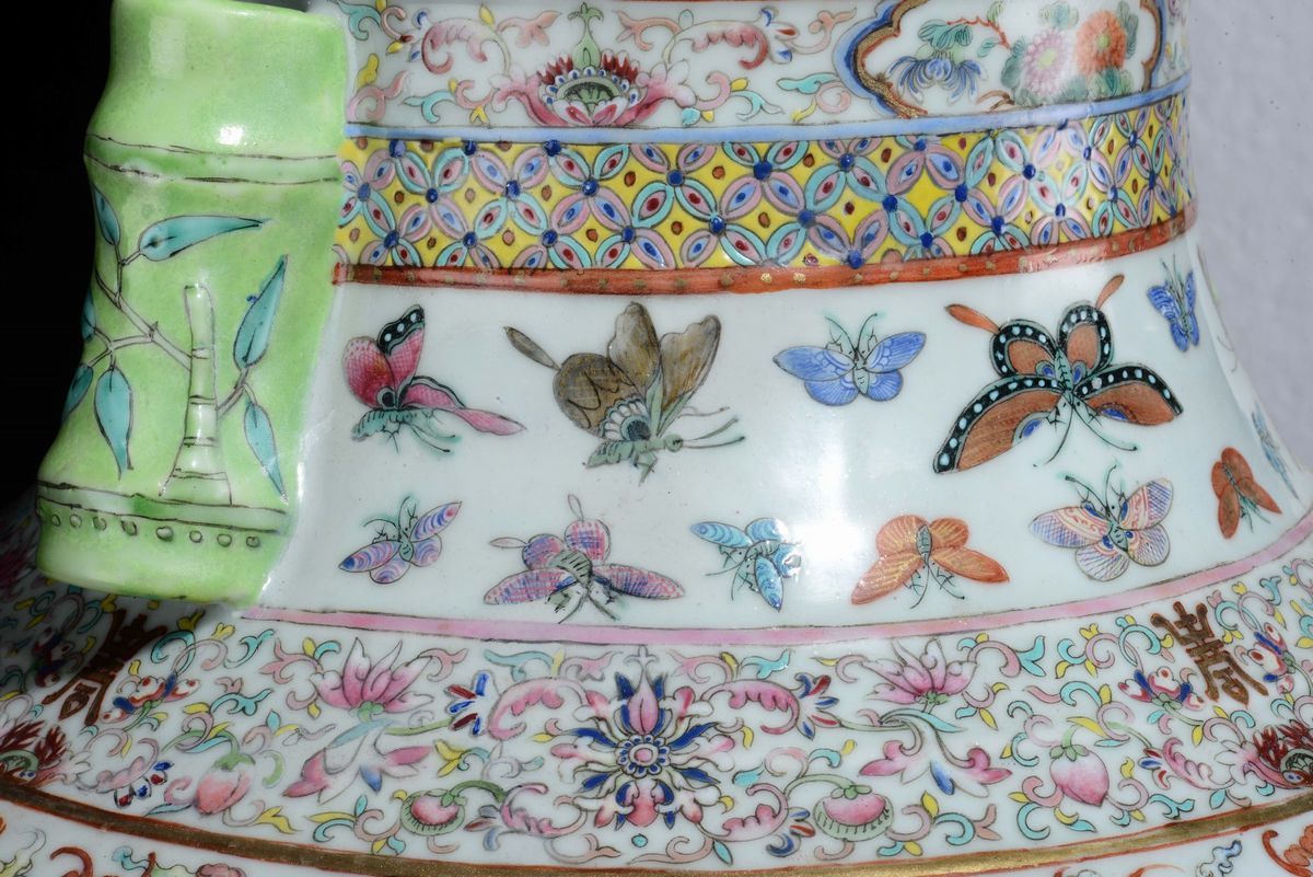 Grande Vaso in Porcellana a Smalti Policromi con Decoro di Fenici, Farfalle e Pipistrelli Rossi, ...