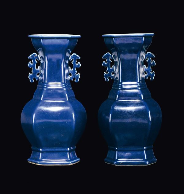 Coppia di vasi a pianta esagonale in porcellana monocroma blu a doppia ansa, Cina, Dinastia Qing, XVIII secolo