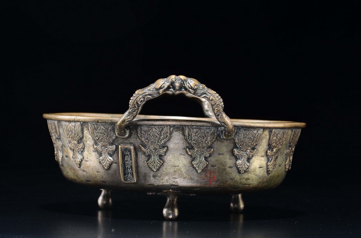 Incensiere Tripode con Manici in Bronzo Argentato con Iscrizione, Cina, Dinastia Qing, XVIII Seco...