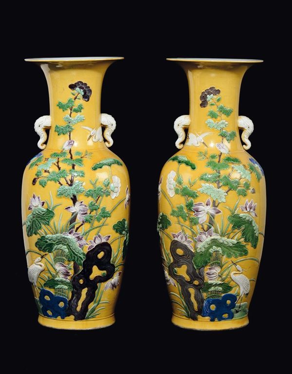 Coppia di vasi in porcellana a fondo giallo con fiori e uccelli e anse a guisa di testa di elefante, Cina, Dinastia Qing, XIX secolo