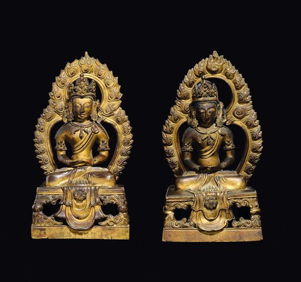 Due Amitayus seduti con aura in bronzo dorato, Cina, Dinastia Qing, marca e del periodo Qianlong (1736-1795)