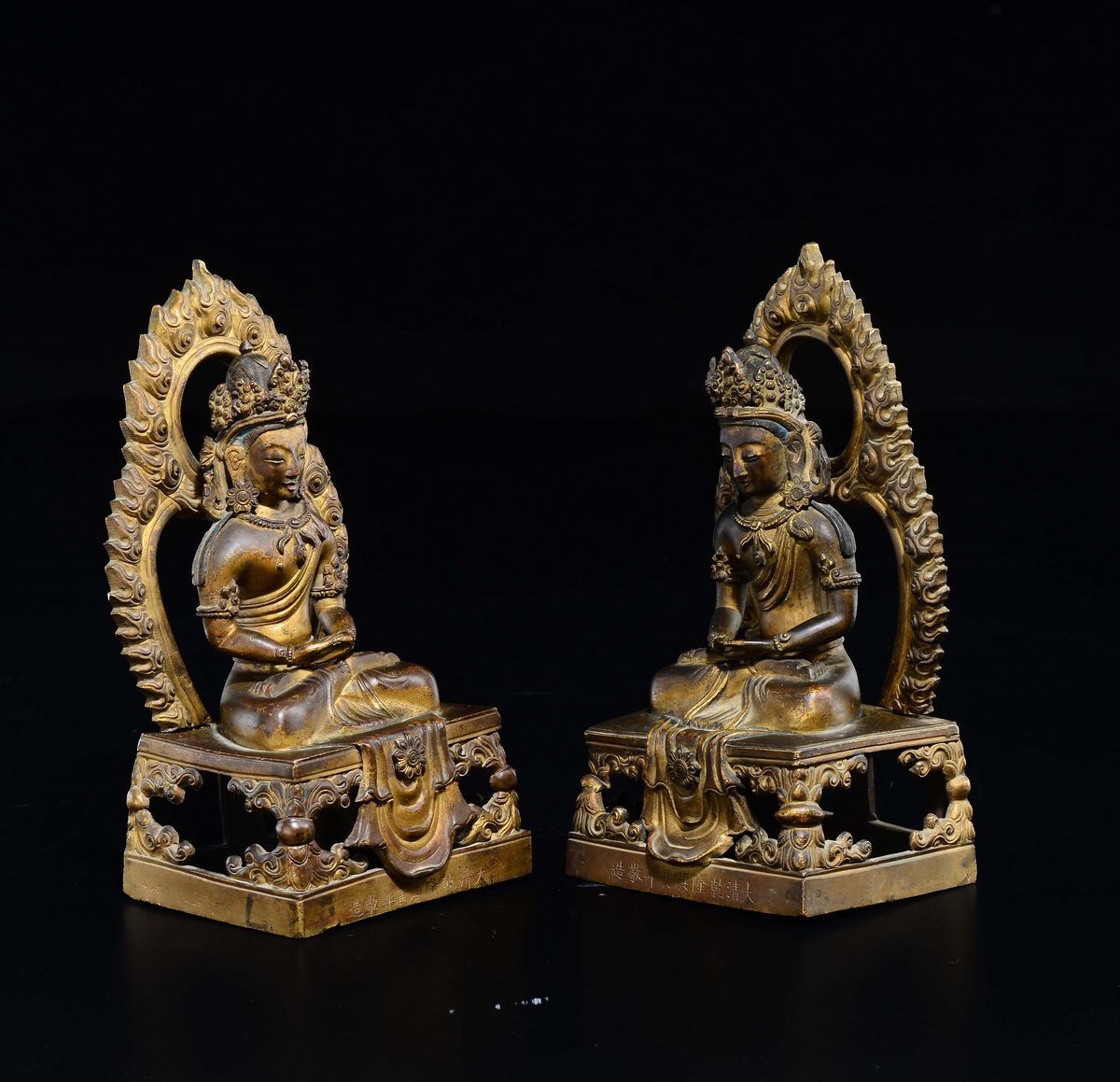 Due Amitayus Seduti con Aura in Bronzo Dorato, Cina, Dinastia Qing, Marca e del Periodo Qianlong ...