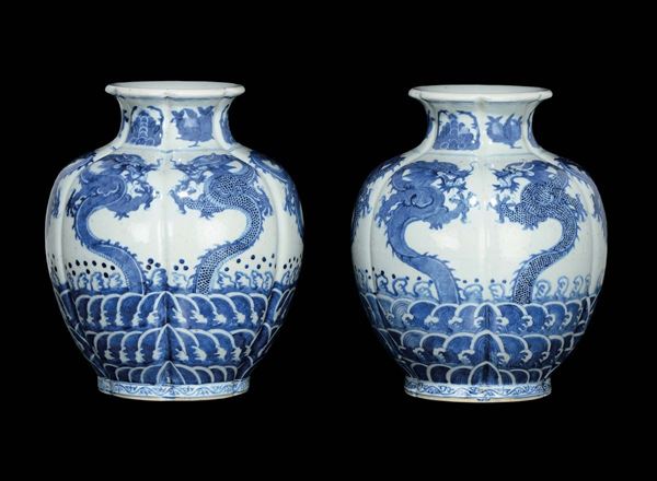 Coppia di vasi in porcellana bianca e blu con draghi, Cina, Dinastia Qing, XIX secolo