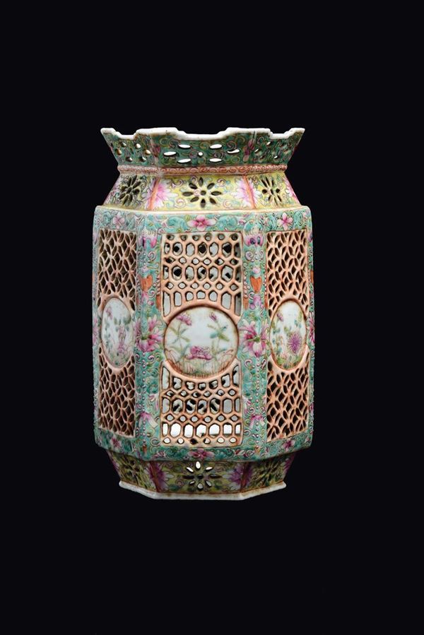 Parte di lanterna in porcellana a smalti policromi con decoro naturalistico entro riserve, Cina, Dinastia Qing, inizio XX secolo