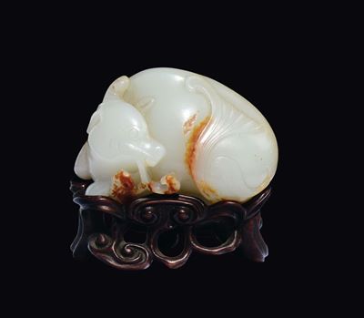 Gruppo in Giada Bianca Celadon e Russet con Animale Mitologico con Fungo, Cina, Dinastia Qing, XV...