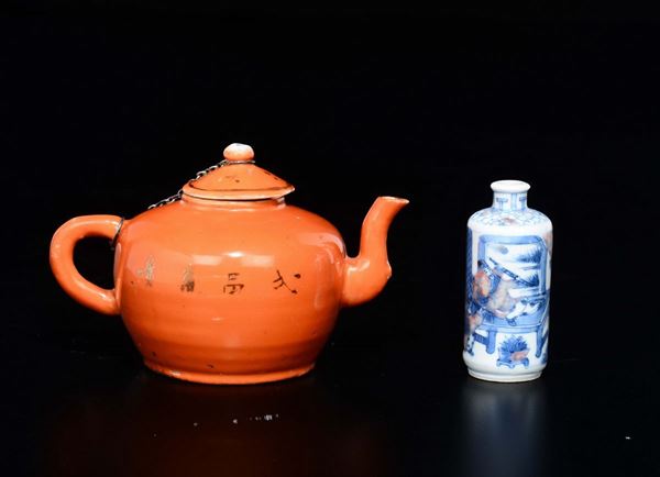 Snuff bottle in porcellana e teiera a fondo arancione, Cina, XX secolo