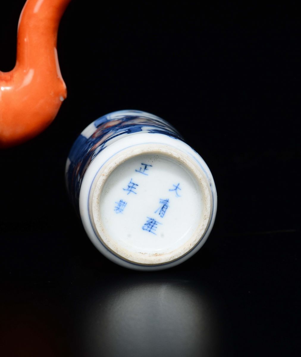 Snuff Bottle in Porcellana e Teiera a Fondo Arancione, Cina, XX Secolo
