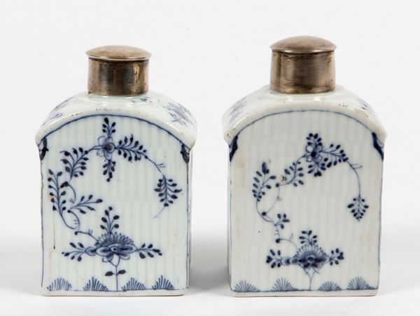 Coppia di scatole porta tè in porcellana a decoro bianco e blu, Meissen XVIII Secolo