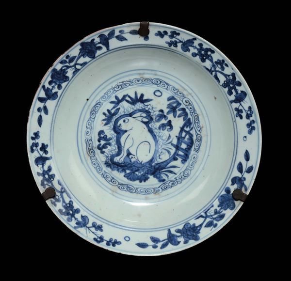 Piatto in porcellana bianca e blu con raffigurazione di coniglio, Cina, Dinastia Ming, epoca Wanli (1573-1619)