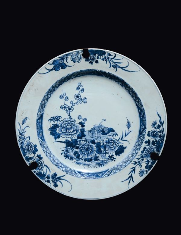 Piatto in porcellana blu e bianca con decoro a motivo di paesaggio fiorito, Cina, Dinastia Qing, XVIII secolo