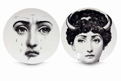 Piero Fornasetti (1913-1988), Due piatti in porcellana della serie Tema e Variazioni