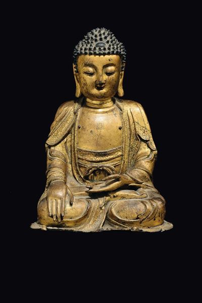 Figura di Buddha in Bronzo Dorato con Svastica sul Petto, Cina, Dinastia Ming, XVI Secolo