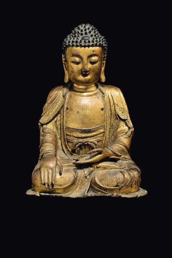 Figura di Buddha in bronzo dorato con svastica sul petto, Cina, Dinastia Ming, XVI secolo