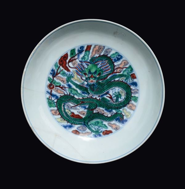 Piatto in porcellana Ducai con figura di dragone, Cina, Dinastia Qing, marca e del periodo Kangxi (1662-1722)