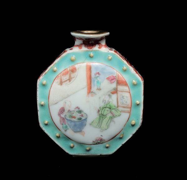 Snuff bottle in porcellana con decoro di attendenti e fanciulli, Cina, Dinastia Qing, XIX secolo