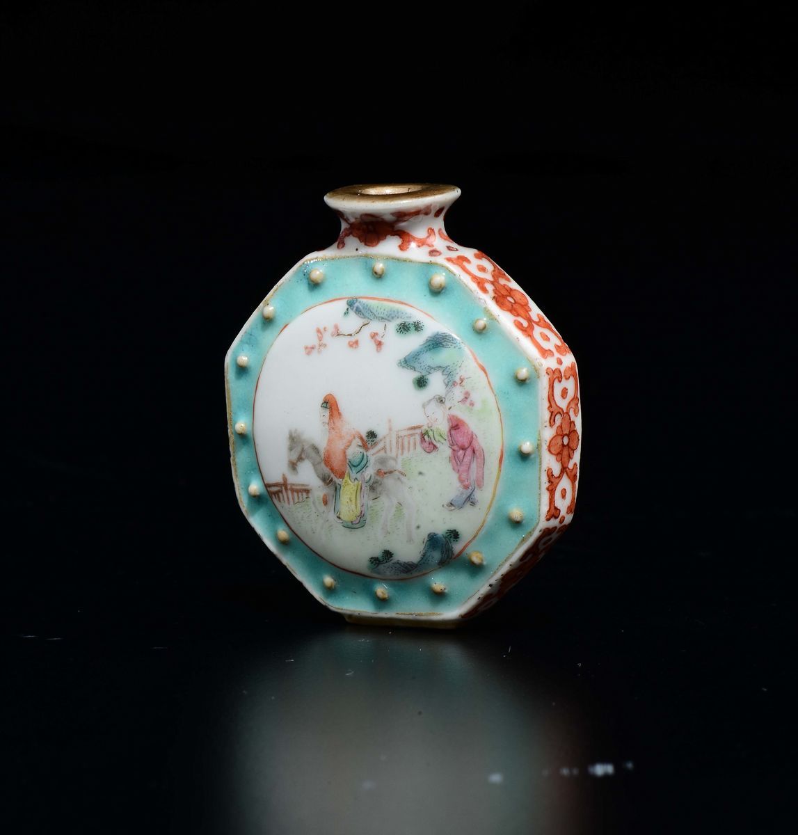 Snuff Bottle in Porcellana con Decoro di Attendenti e Fanciulli, Cina, Dinastia Qing, XIX Secolo