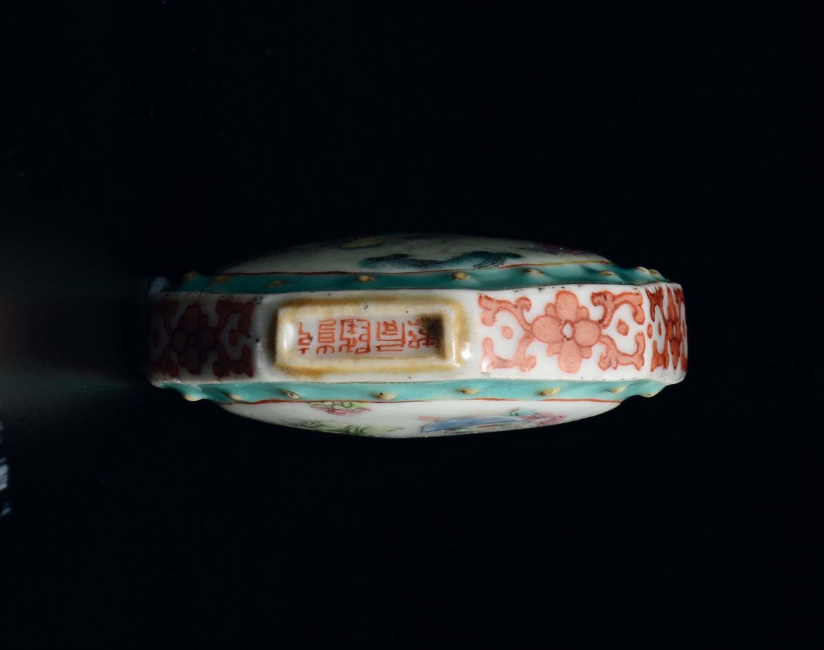 Snuff Bottle in Porcellana con Decoro di Attendenti e Fanciulli, Cina, Dinastia Qing, XIX Secolo