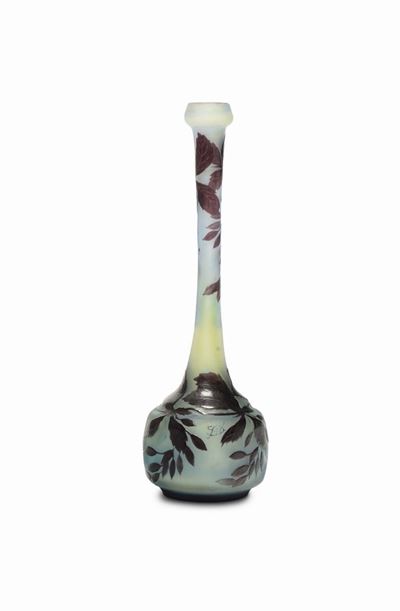 Émile Gallé, Vaso soliflore in vetro cammeo con decoro di glicini, Nancy, 1900 circa
