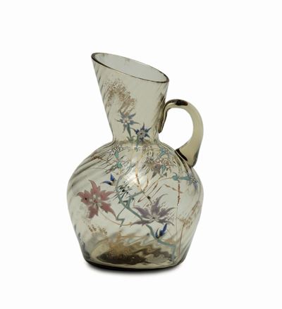 Émile Gallé, Nancy, ca. 1900, piccola caraffa in vetro paglierino con decoro floreale a smalti