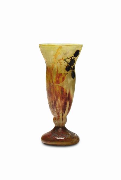 Daum Nancy, Vaso a tromba in vetro a cammeo con decoro di foglie e bacche