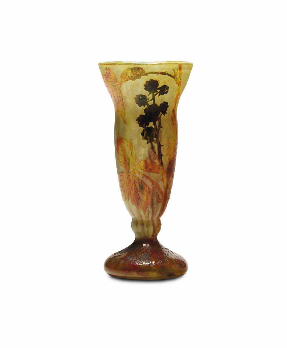 Daum Nancy, Vaso a tromba in vetro a cammeo con decoro di foglie e bacche