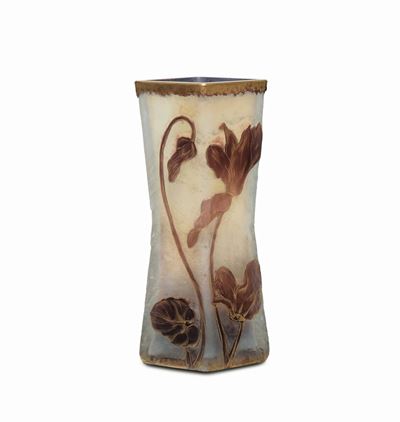 Daum, Vaso a clessidra in vetro a cammeo con decoro di ciclamini e montatura in bronzo dorato
