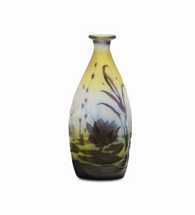 Émile Gallé, Vaso soliflore in vetro a cammeo con decoro di piante acquatiche