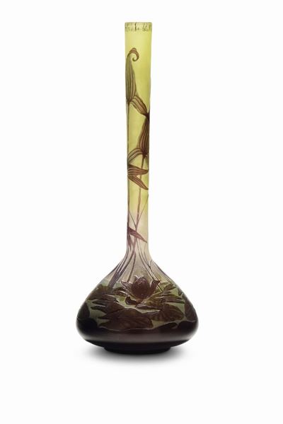Émile Gallé, Vaso soliflore in vetro a cammeo giallo e viola con decoro di ninfee