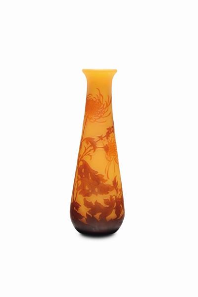Émile Gallé, Vaso troncoconico in vetro a cammeo con decoro di crisantemi, Nancy, 1900 ca