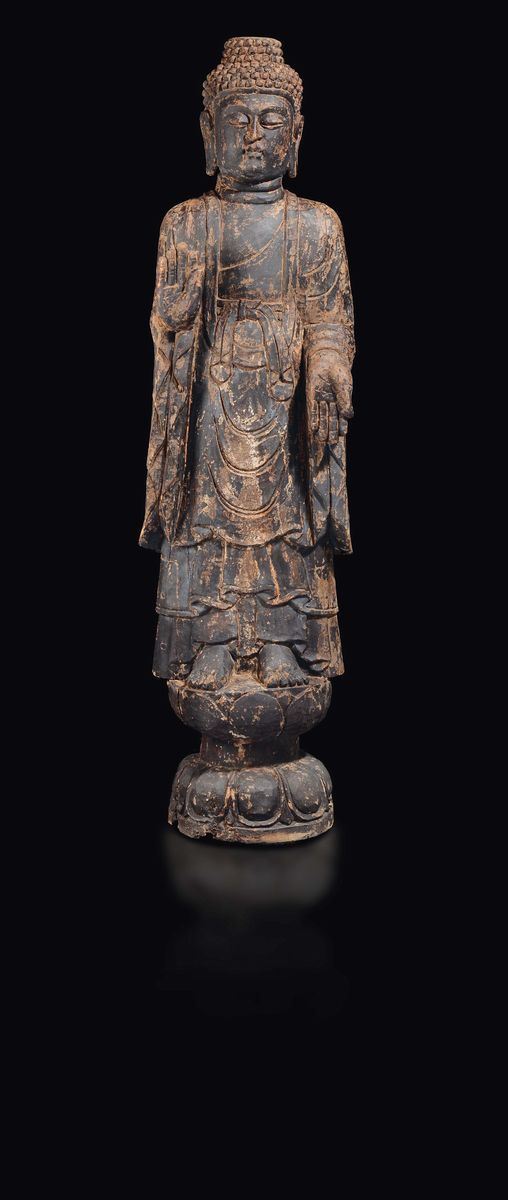 Grande figura di Buddha eretto su fiore di loto in legno con tracce di policromia, Cina, Dinastia Ming, XVII secolo