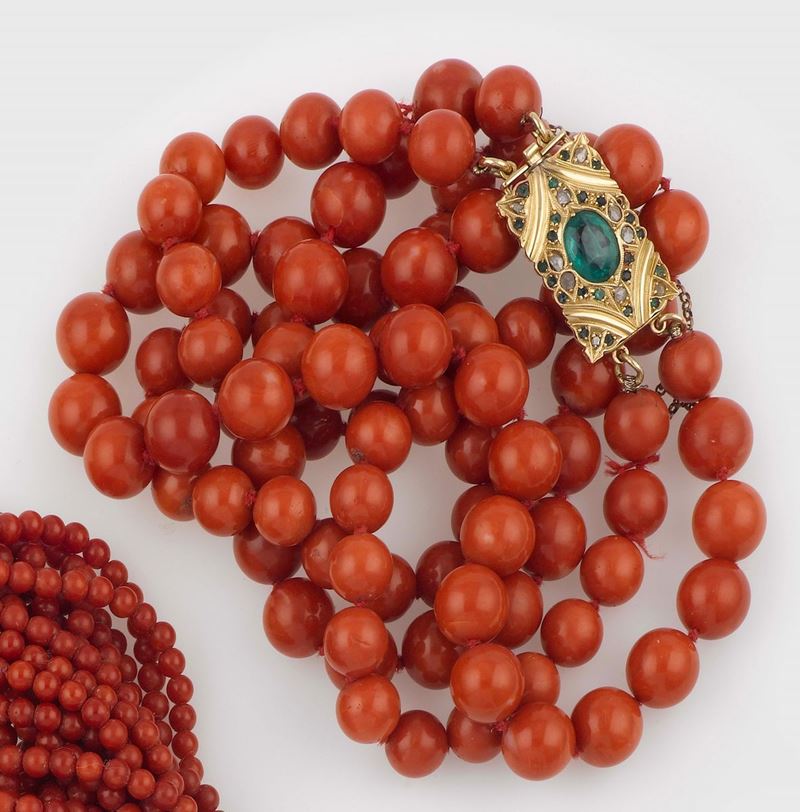 A two row coral necklace with a doublette clasp  - Auction Jewels - II - Cambi Casa d'Aste