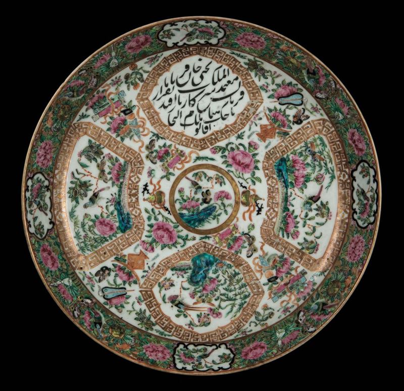 Piatto in porcellana stile Canton con iscrizione araba, Persia, XIX secolo  - Asta Fine Chinese Works of Art - Cambi Casa d'Aste