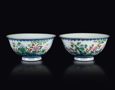 Coppia di Coppette in Porcellana a Smalti Policromi a Decoro Floreale, Cina, Inizio XX Secolo