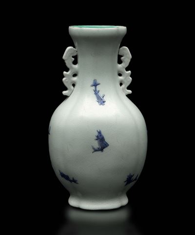 Vasetto a Doppia Ansa in Porcellana con Decoro di Pesci Blu, Cina, Dinastia Qing, Marca e del Per...