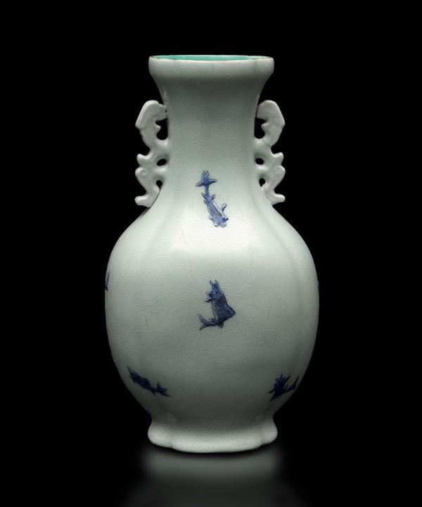 Vasetto a doppia ansa in porcellana con decoro di pesci blu, Cina, Dinastia Qing, marca e del periodo Daoguang (1821-1850)