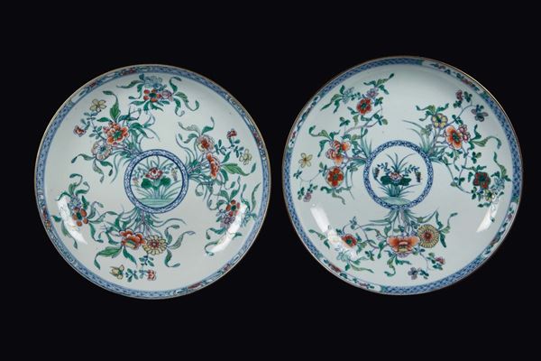Coppia di piatti in porcellana a smalti policromi con decoro floreale, Cina, Dinastia Qing, epoca Yongzheng (1723-1735)