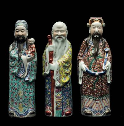 Tre Figure di Saggi in Porcellana a Smalti Policromi, Cina, Dinastia Qing, Fine XIX Secolo