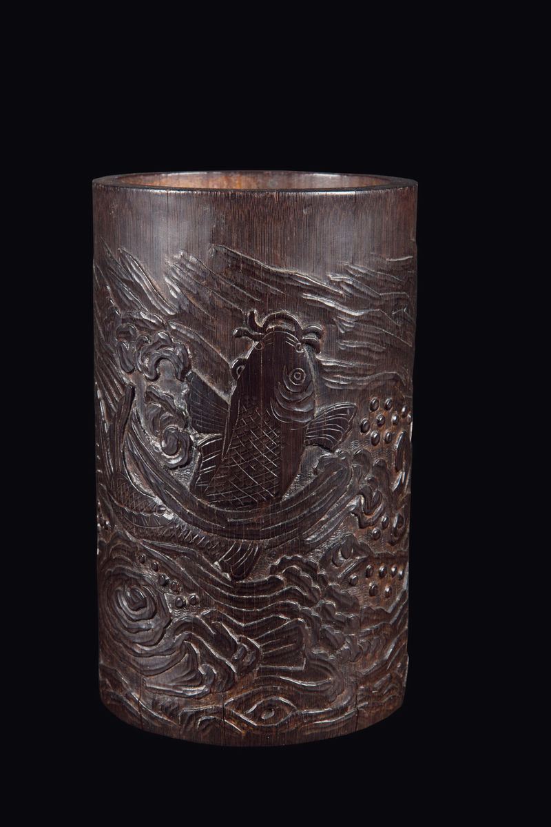 Portapennelli scolpito in bamboo con immagine di carpa, Cina, Dinastia Qing, epoca Qianlong (1736-1795)  - Asta Fine Chinese Works of Art - Cambi Casa d'Aste
