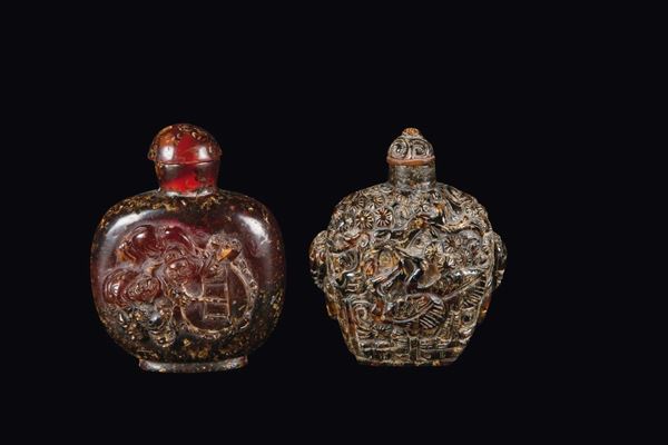 Due snuff bottles in ambra, una con decoro di gru ed una con personaggi a rilievo, Cina, Dinastia Qing, XIX secolo